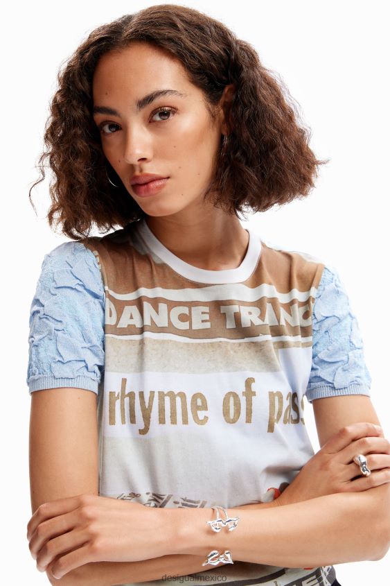 Desigual mujer camiseta con textura de periódico VZ26R0123 ropa