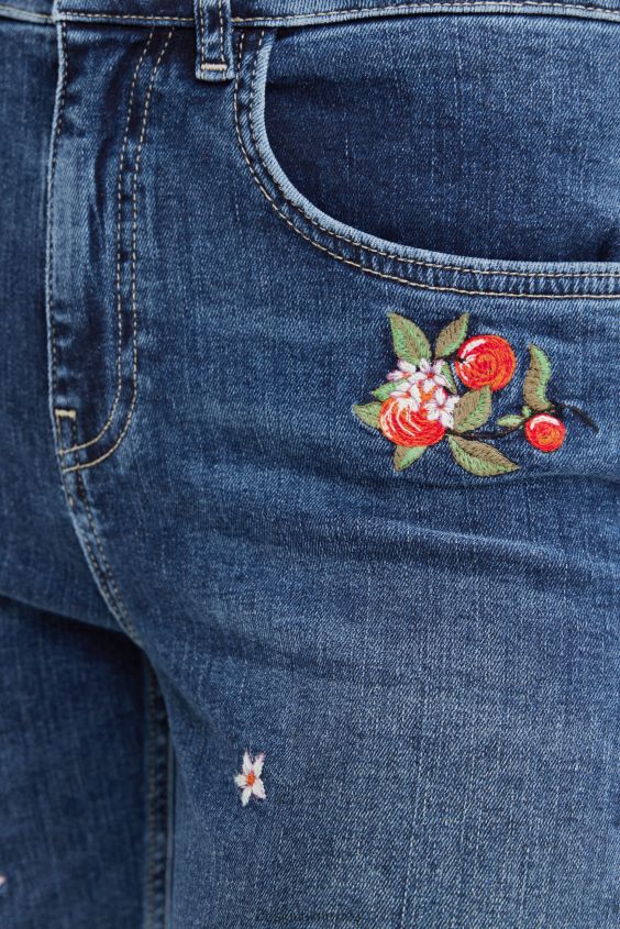 Desigual mujer jeans ajustados con flores y push-up VZ26R0445 ropa