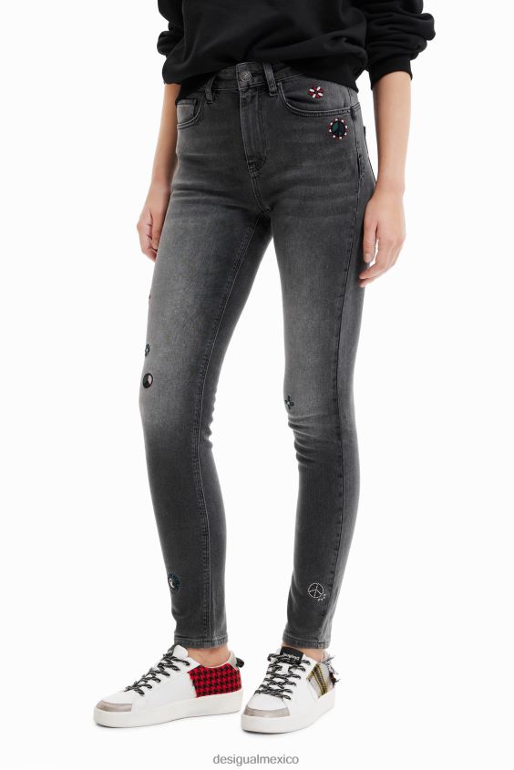 Desigual mujer jeans ajustados con push-up y bordados VZ26R0551 ropa