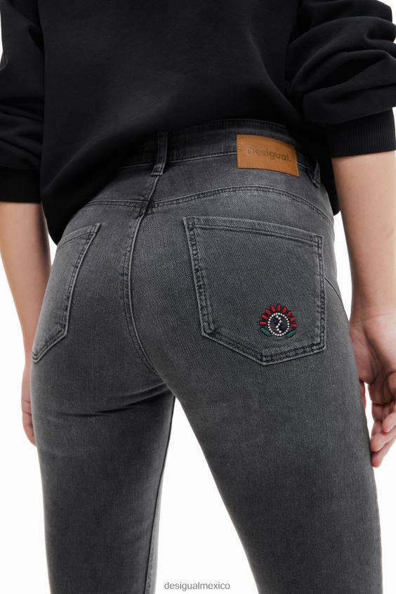 Desigual mujer jeans ajustados con push-up y bordados VZ26R0551 ropa