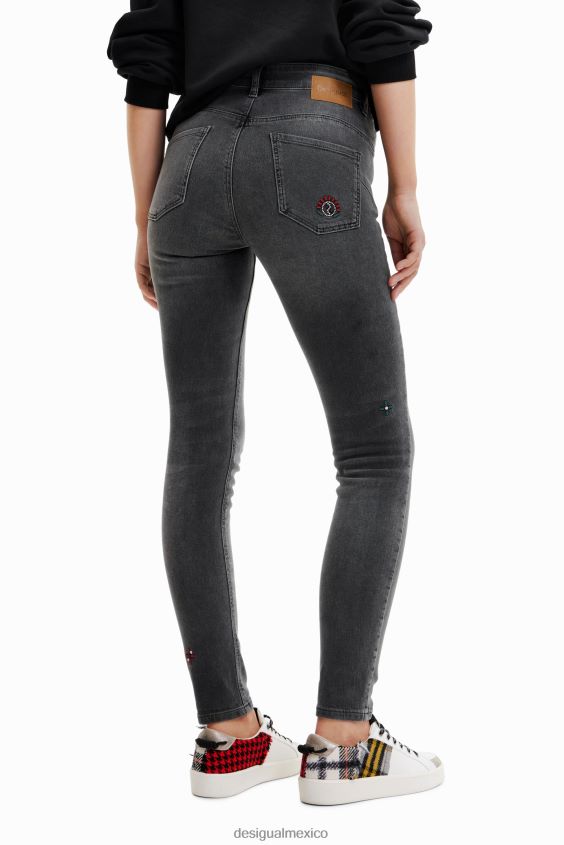 Desigual mujer jeans ajustados con push-up y bordados VZ26R0551 ropa