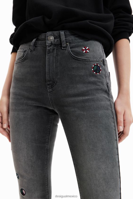Desigual mujer jeans ajustados con push-up y bordados VZ26R0551 ropa