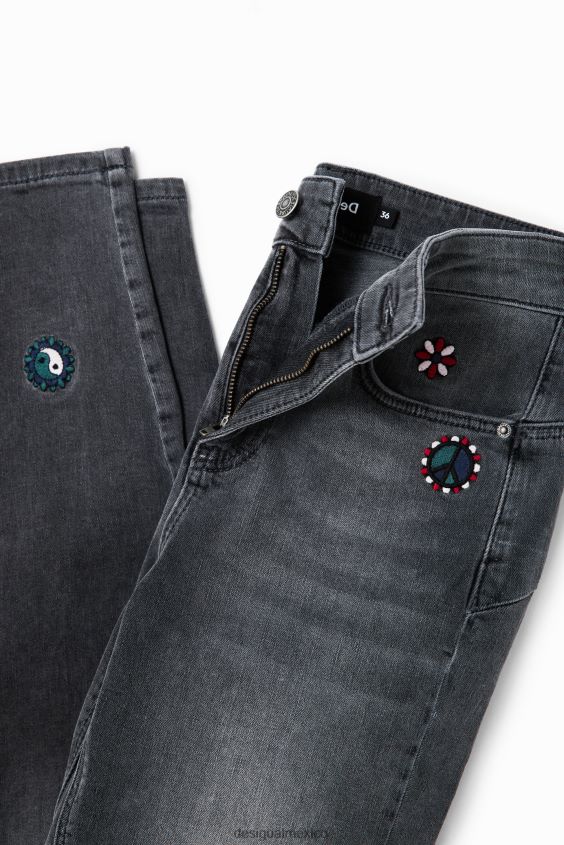Desigual mujer jeans ajustados con push-up y bordados VZ26R0551 ropa